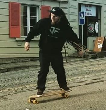 Joel en longboard devant son shop à 1673 Rue en 2017.